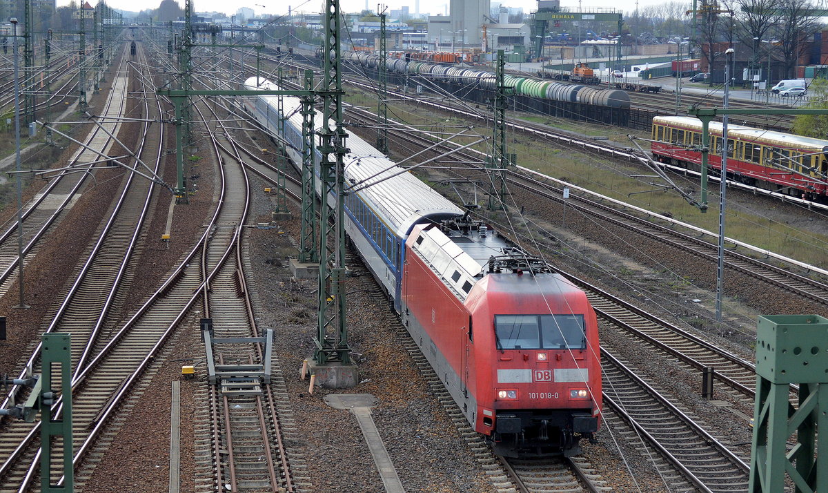 101 018-0 mit EC aus Prag am 13.04.16 Berlin-Putlitzbrücke. 