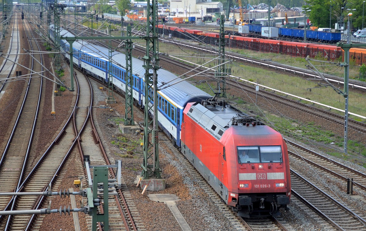 101 026-3 mit EC Richtung Berlin Hbf. (tief) am 22.04.14 Berlin-Putlitzbrücke.