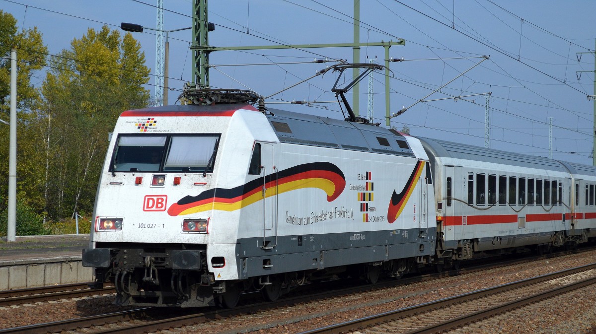 101 027-1  25 Jahre Deutsche Einheit  mit IC-Wagengarnitur (leer) fährt zur Bereitstellung am 04.10.15 durch den Bhf. Flughafen Berlin-Schönefeld.