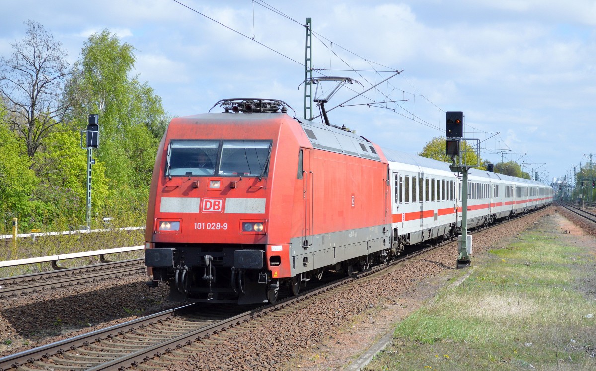 101 028-9 mit IC Richtung Berlin-Spandau am 15.04.14 Durchfahrt Bhf. Berlin-Jungfernheide.