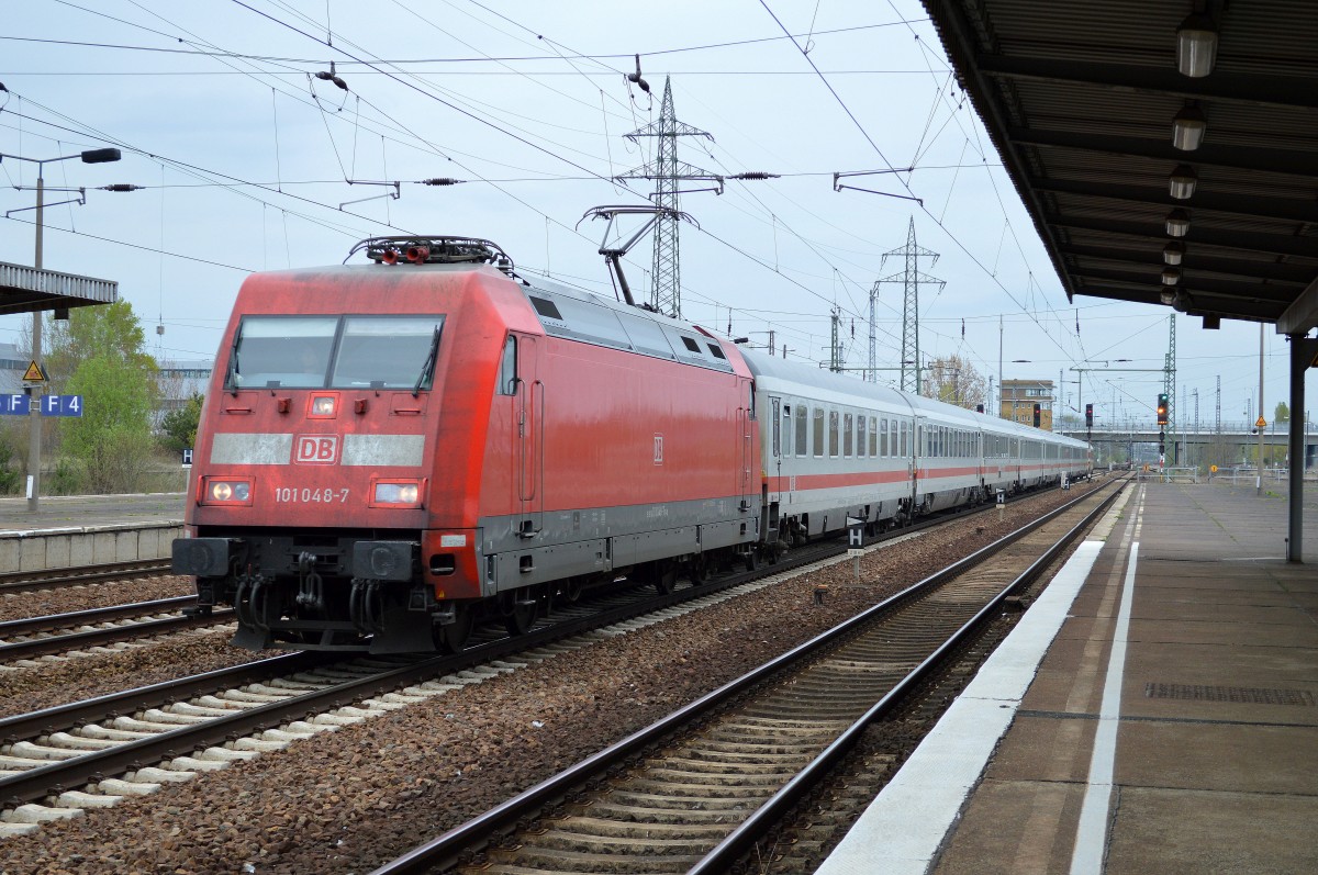 101 048-7 mit IC-Wagengarnitur bei der Durchfahrt Bhf. Flughafen Berlin-Schönefeld, 11.04.14