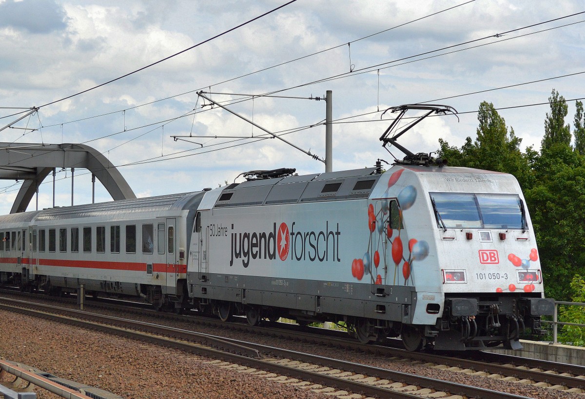 101 050-3  50 Jahre Jugend forscht  als Schublok mit IC am 25.07.15 Berlin Pankow.