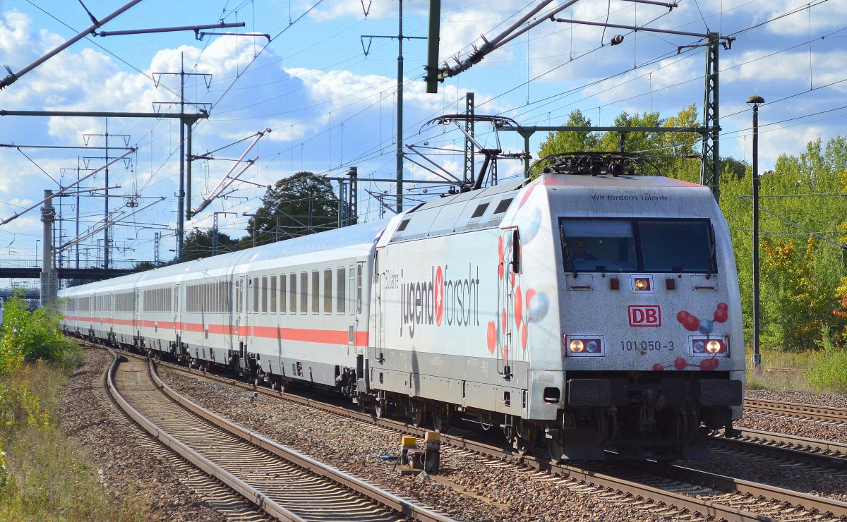 101 050-3 mit IC-Wagengarnitur (leer) Durchfahrt Bhf. Flughafen Berlin-Schönefeld, 30.09.15