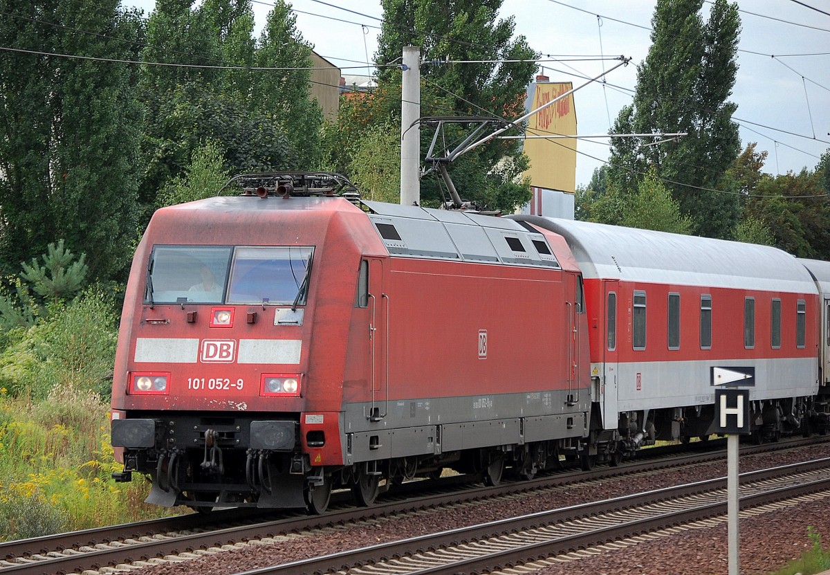 101 052-9 mit einigen DB-CNL Personenwagen Richtung Berlin-Blankenburg, 19.08.13 Berlin-Pankow. 
