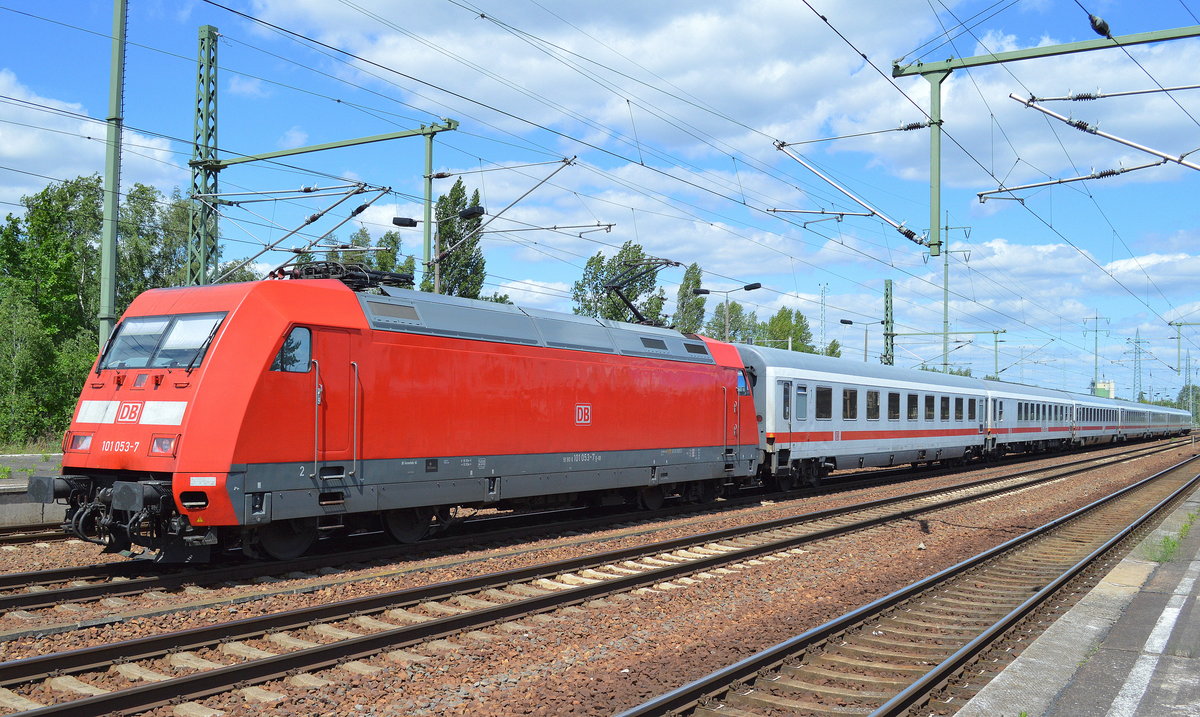 101 053-7 mit IC-Wagengarnitur zur Bereitstellung am 04.07.17 Durchfahrt Bf. Flughafen Berlin-Schönefeld.