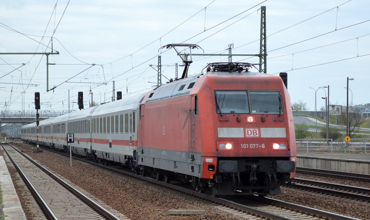 101 077-6 mit IC-Wagengarnitur bei der Durchfahrt im Bhf. Flughafen Berlin-Schönefeld.