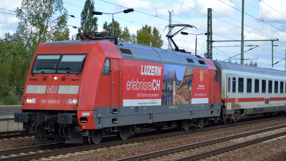 101 080-0 mit IC-Wagengarnitur (leer) am 26.09.15 Bhf. Flughafen Berlin-Schönefeld.