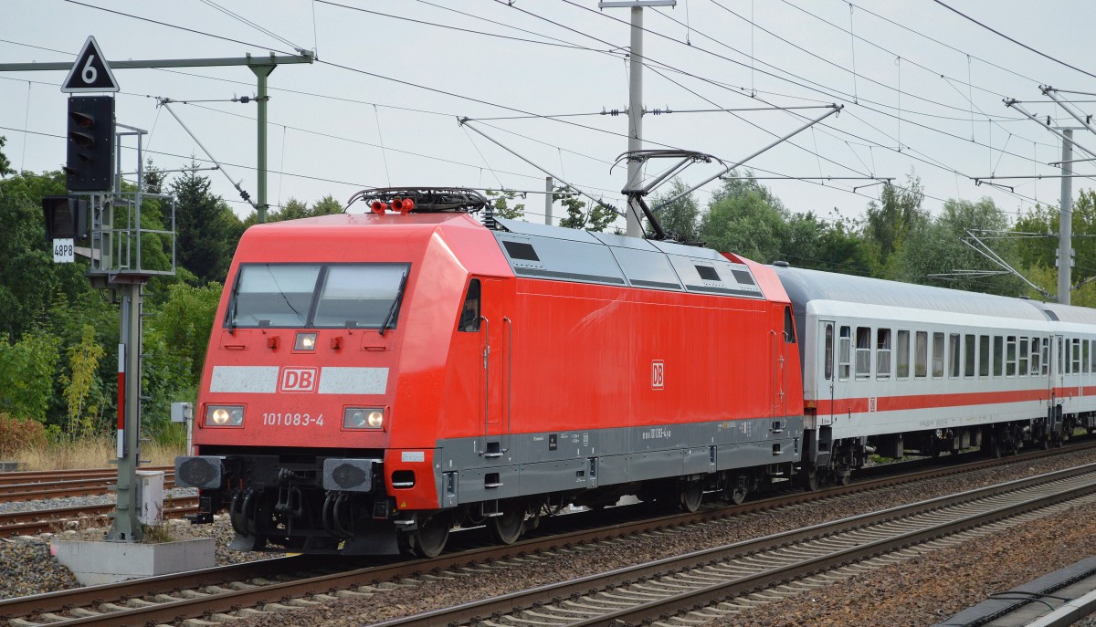 101 083-4 mit IC-Wagengarnitur am 07.08.15 Berlin-Blankenburg.