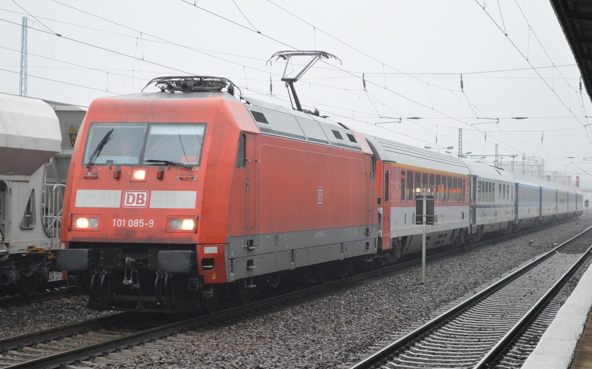 101 085-9 mit EC bei der Durchfahrt Bhf. Flughafen berlin-Schönefeld, 13.11.14
