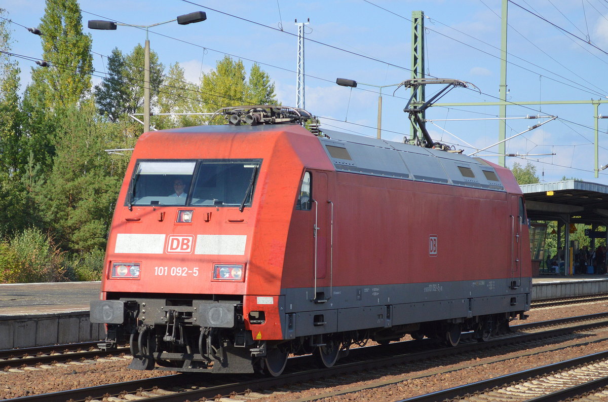 101 092-5 am 21.09.16 Durchfahrt Bf. Flughafen Berlin-Schönefeld.