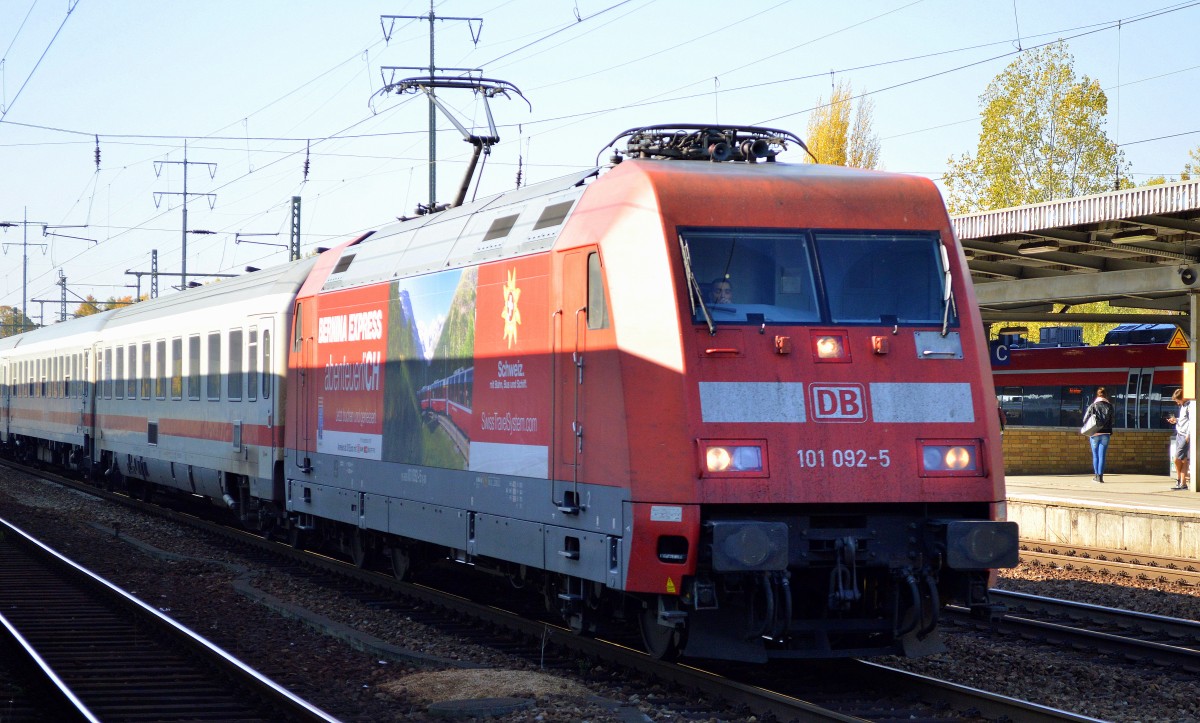101 092-5 mit IC-Wagengarnitur (leer) am 12.10.15 Bhf. Flughafen Berlin-Schönefeld.