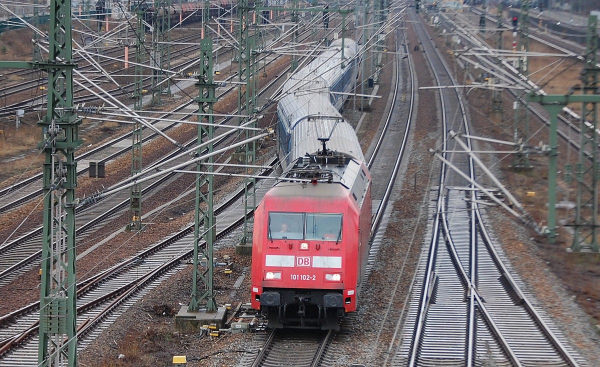 101 102-2 mit EC Richtung Berlin-Hbf am 09.01.14 Berlin-Putlitzbrücke.
