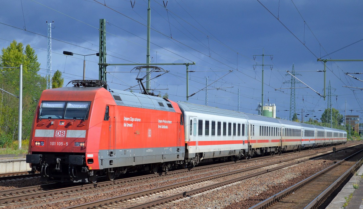 101 105-5 mit IC-Wagengarnitur (leer) am 07.09.15 Bhf. Flughafen Berlin-Schönefeld.