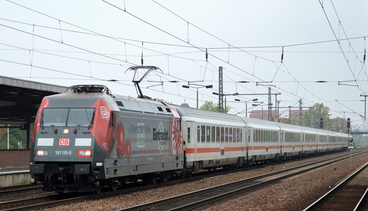101 110-5 mit IC-Wagengarnitur (leer) am 07.10.15 Durchfahrt Bhf. Flughafen Berlin-Schönefeld.