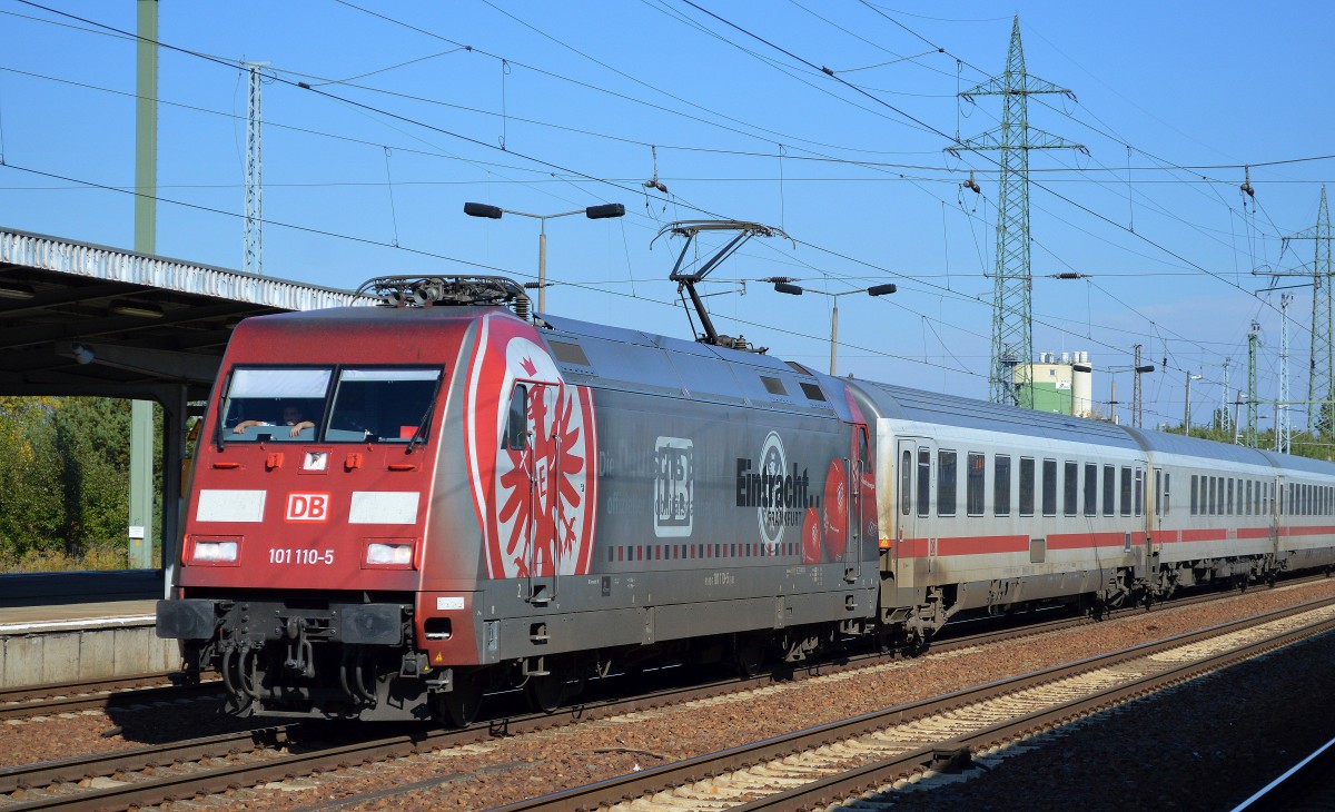 101 110-5 mit IC-Wagengarnitur (leer) Durchfahrt Bhf. Flughafen Berlin-Schönefeld am 10.10.15