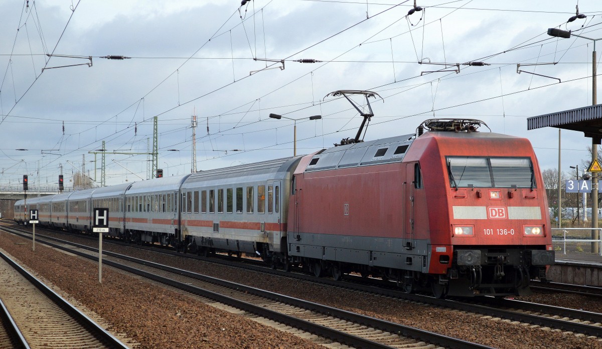 101 136-0 mit IC-Wagengarnitur (leer) bei der Durchfahrt Bhf. Flughafen Berlin-Schönefeld am 01.12.15