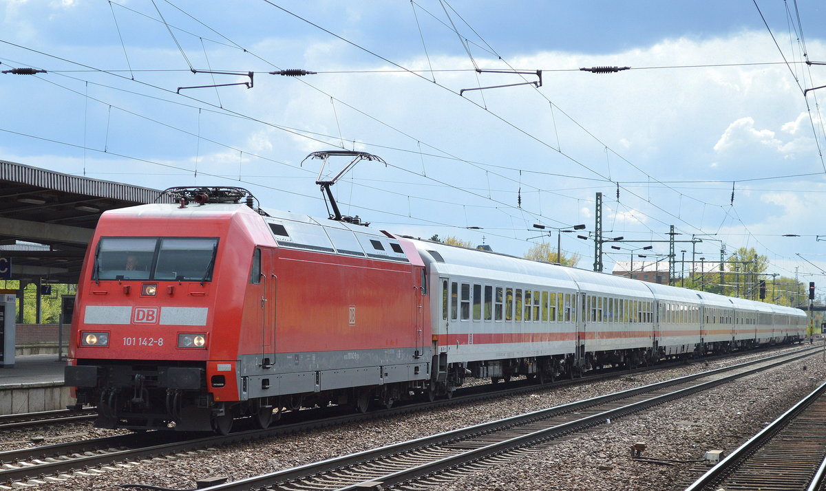 101 142-8 mit IC-Wagengarnitur am 26.04.17 Durchfahrt Bf. Flughafen Berlin-Schönefeld.
