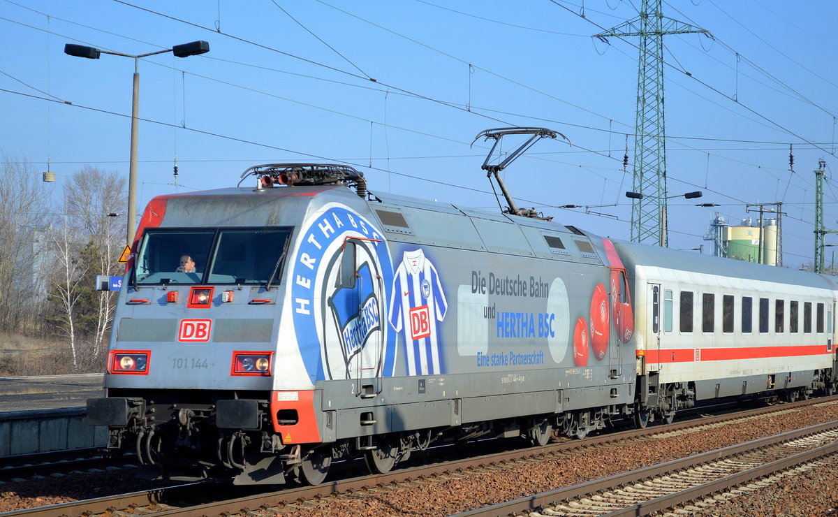 101 144 mit IC-Wagengarnitur bei der Durchfahrt Bf. Flughafen Berlin-Schönefeld, 13.02.17