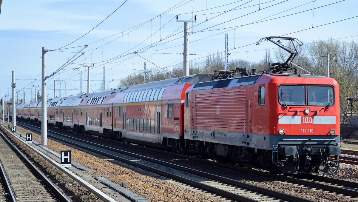 112 119 auf Dienstfahrt mit zwei Regio-Doppelstockwagengarnituren und 112 189 am Ende mit dran Richtung Berlin-Lichtenberg am 14.04.15 Berlin-Blankenburg. Es wäre sicherlich eigentlich nicht uninteressant wenn man einen derartigen Zug mit 10 Doppelstockwagen im Hochsommer an die Ostsee einsetzen würde !!