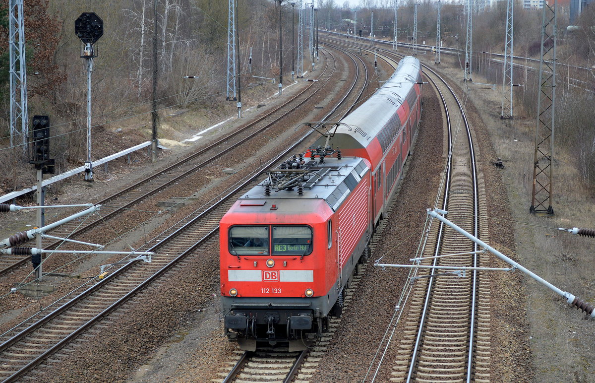 112 133 mit dem RE3 Richtung Bf. Berlin-Lichtenberg, 06.03.17 Berlin-Gehrenseestr., Brücke.