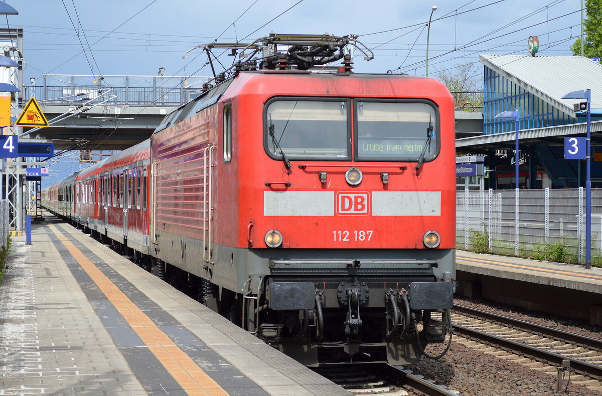 112 187 mit dem Kreuzfahrer-Sonderzug ab Warnemünde nach Berlin am 09.05.17 Durchfahrt Bf. Berlin-Hohenschönhausen.