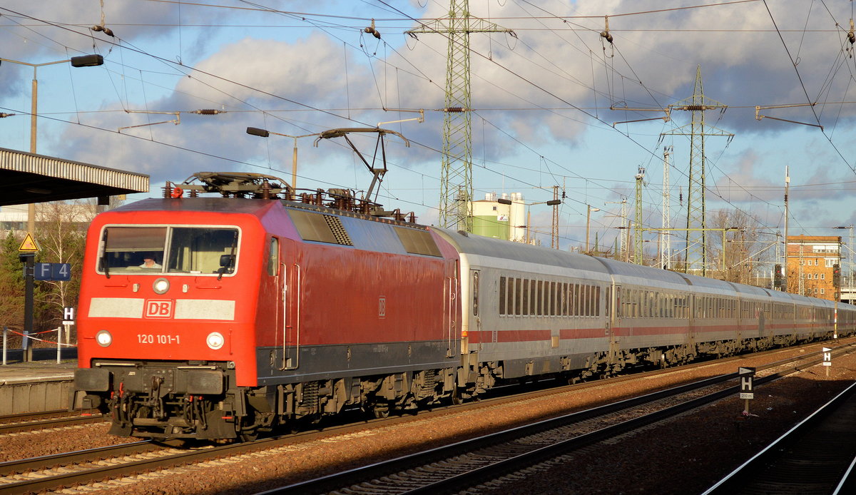 120 101-1 mit IC-Wagengarnitur bei der Durchfahrt Bf. Flughafen Berlin-Schönefeld.