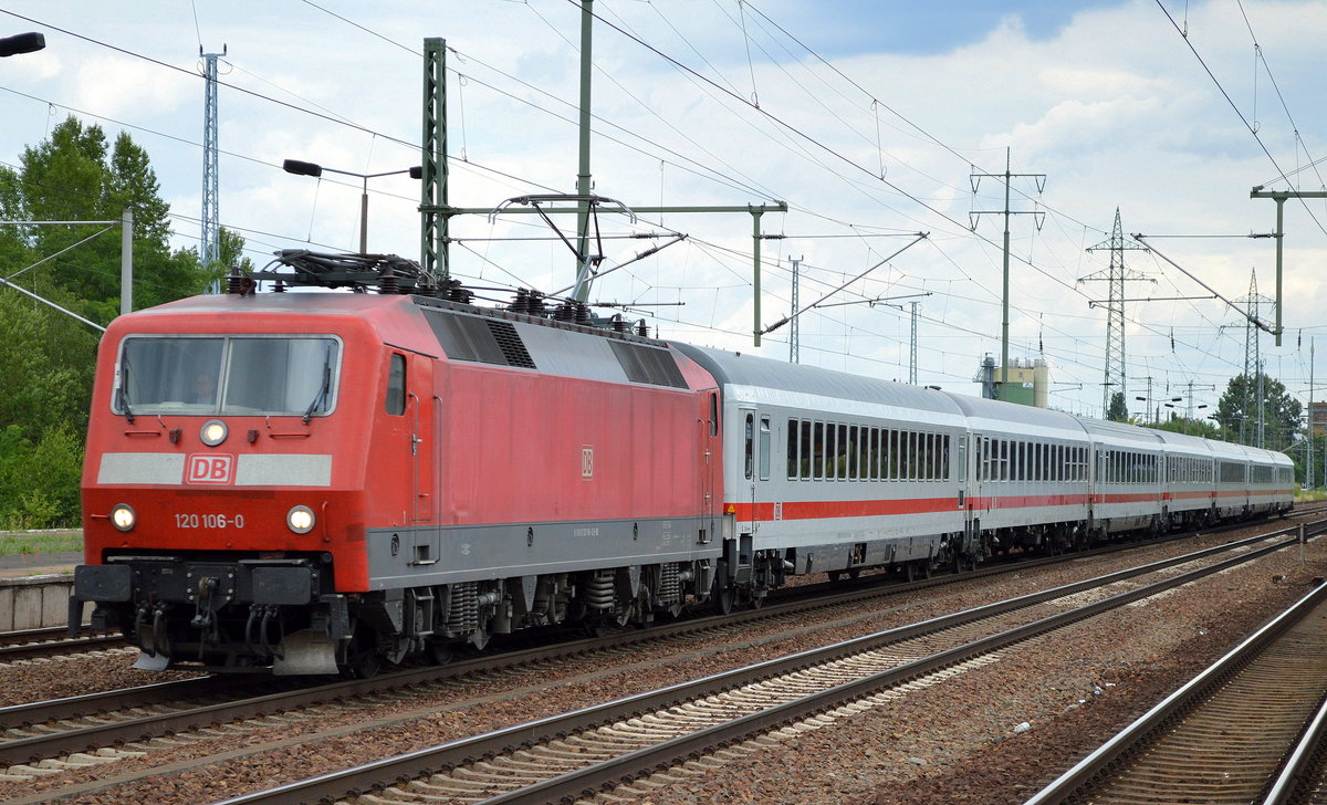 120 106-0 mit IC Wagengarnitur bei der Durchfahrt Bf. Flughafen Berlin-Schönefeld, 05.07.16