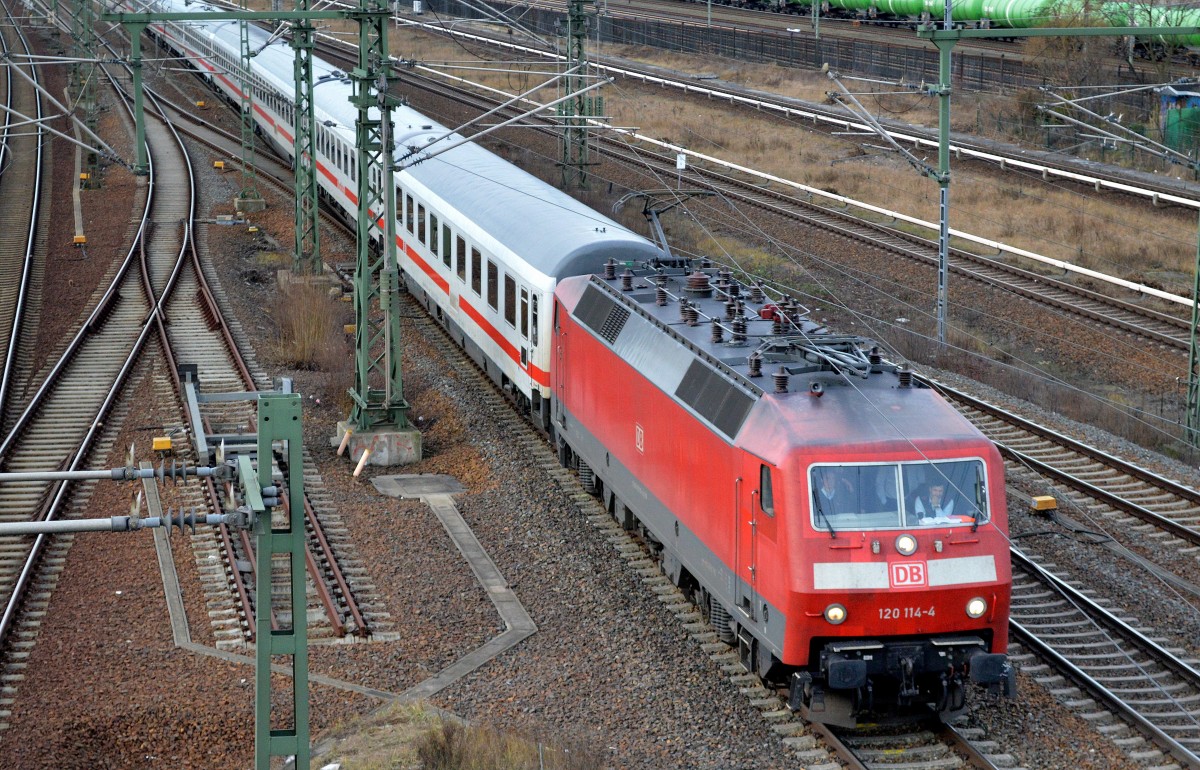 120 114-4 mit IC Richtung Berlin hbf. (tief) am 16.01.15 Berlin-Putlitzbrücke.