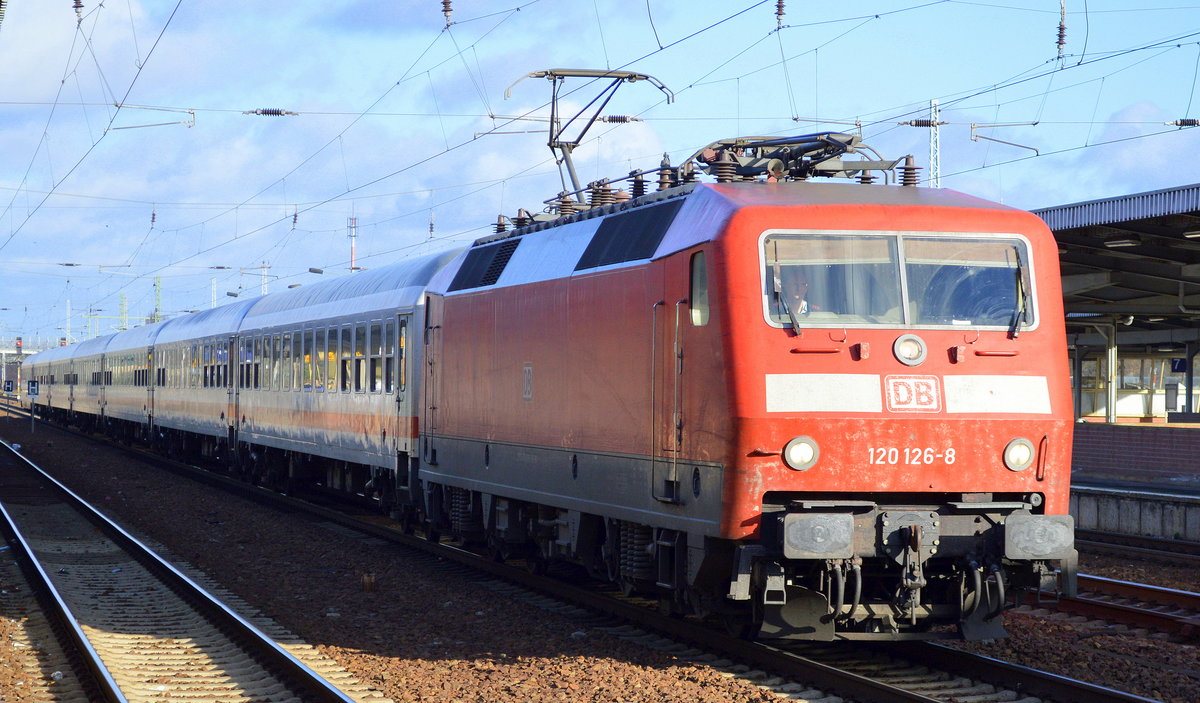 120 126-7 mit IC-Wagengarnitur bei der Durchfahrt Bf. Flughafen Berlin-Schönefeld.