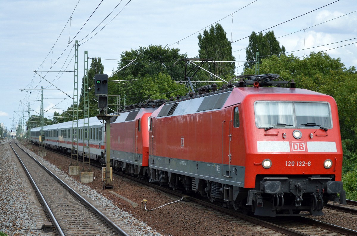 120 132-6 mit 120 131-8 und IC-Wagengarnitur (leer)am Haken am 31.07.15 Berlin Jungfernheide.