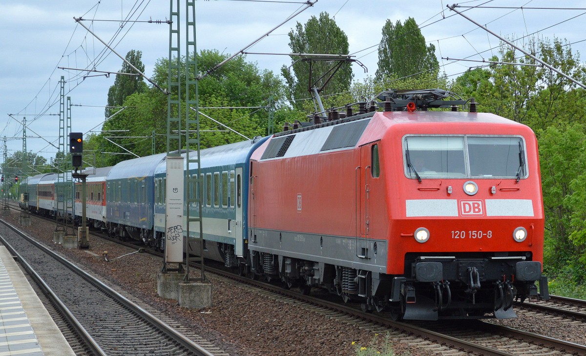 120 150-8 mit unterschiedlichen osteuropäischen Personenwagen Richtung Berlin-Grunewald am 10.05.15 Berliner Innenring Höhe Berlin-Jungfernheide.