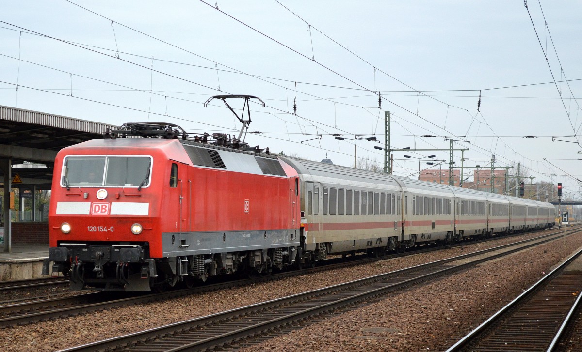 120 154-0 mit IC-Wagengarnitur (leer) bei der Durchfahrt Bhf. Flughafen Berlin-Schönefeld.