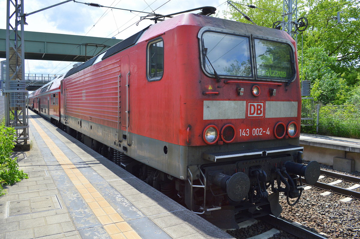 143 002-4 als Ersatzzug auf dem Weg zur Bereitstellung am 02.06.16 Durchfahrt Bf. Berlin-Hohenschönhausen.