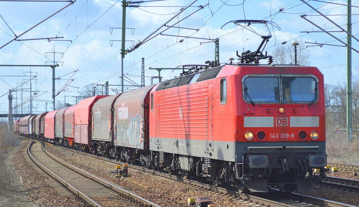 143 019-8 mit gemischtem Güterzug am 15.03.17 Bf. Flughafen Berlin-Schönefeld.