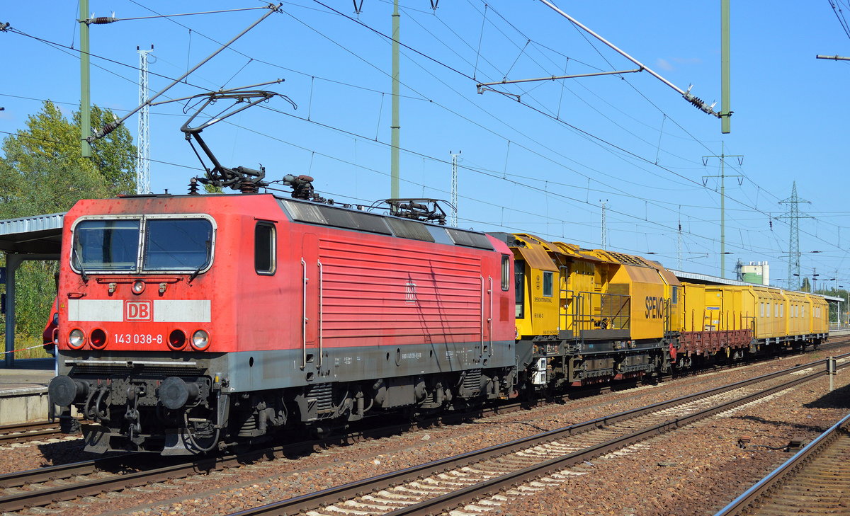 143 038-8 mit der schweizer SPENO INTERNATIONAL RR 16 MS-12 (99 85 9127 110-6 CH-SPENO) Schienenschleifmaschine und Beiwagen am 15.09.16 Bf. Flughafen Berlin-Schönefeld.