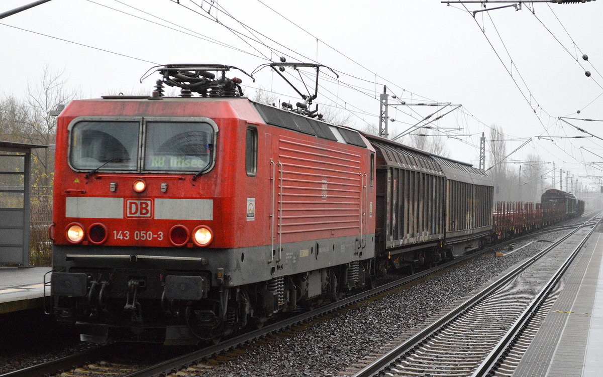 143 050-3 mit gemischtem Güterzug am 05.12.17 Bf. Berlin-Hohenschönhausen.