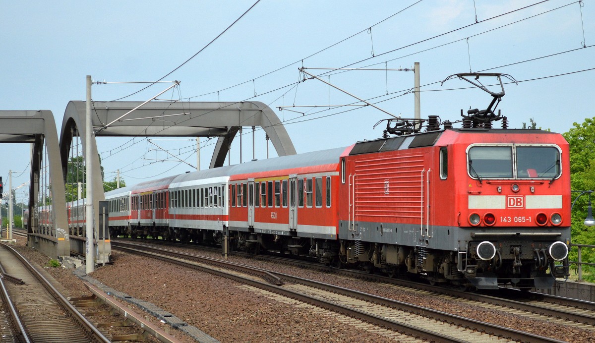 143 065-1 als Schublok mit einem eigenartig zusammengestellten Sonderzug aus Regional- und IC-Personenwagen bestehend Richtung Berlin-Blankenburg, 18.05.15 ca. 16:30 Berlin-Pankow. War das möglicherweise schon einer dieser Kreuzfahrer-Sonderzüge an die Küste?
