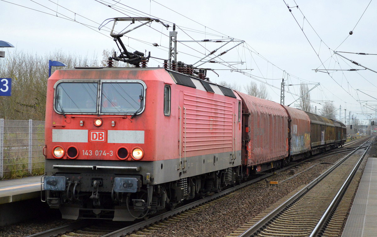 143 074-3 mit einem kurzen gemischten Güterzug am 28.11.17 Bf. Berlin-Hohenschönhausen.