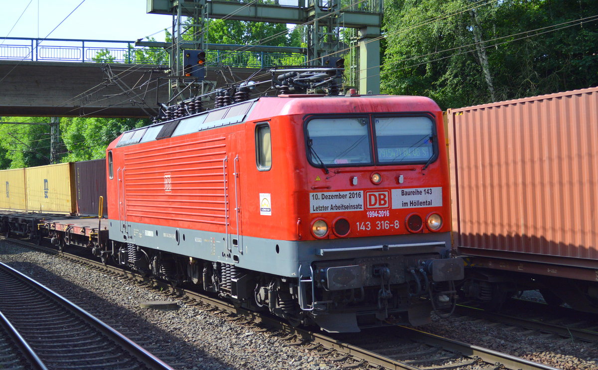 143 316-8 trägt noch den Font-Schriftzug mit dem Verweis zum einstigen jahrelangen Einsatz im Regionalverkehr, jetzt wie so viele ihrer Schwestern auf ihre letzten Jahre/Tage? noch mal zum Güterverkehr verpflichtet am 20.06.17 Durchfahrt Bf. Hamburg-Harburg mit gemischtem Güterzug.