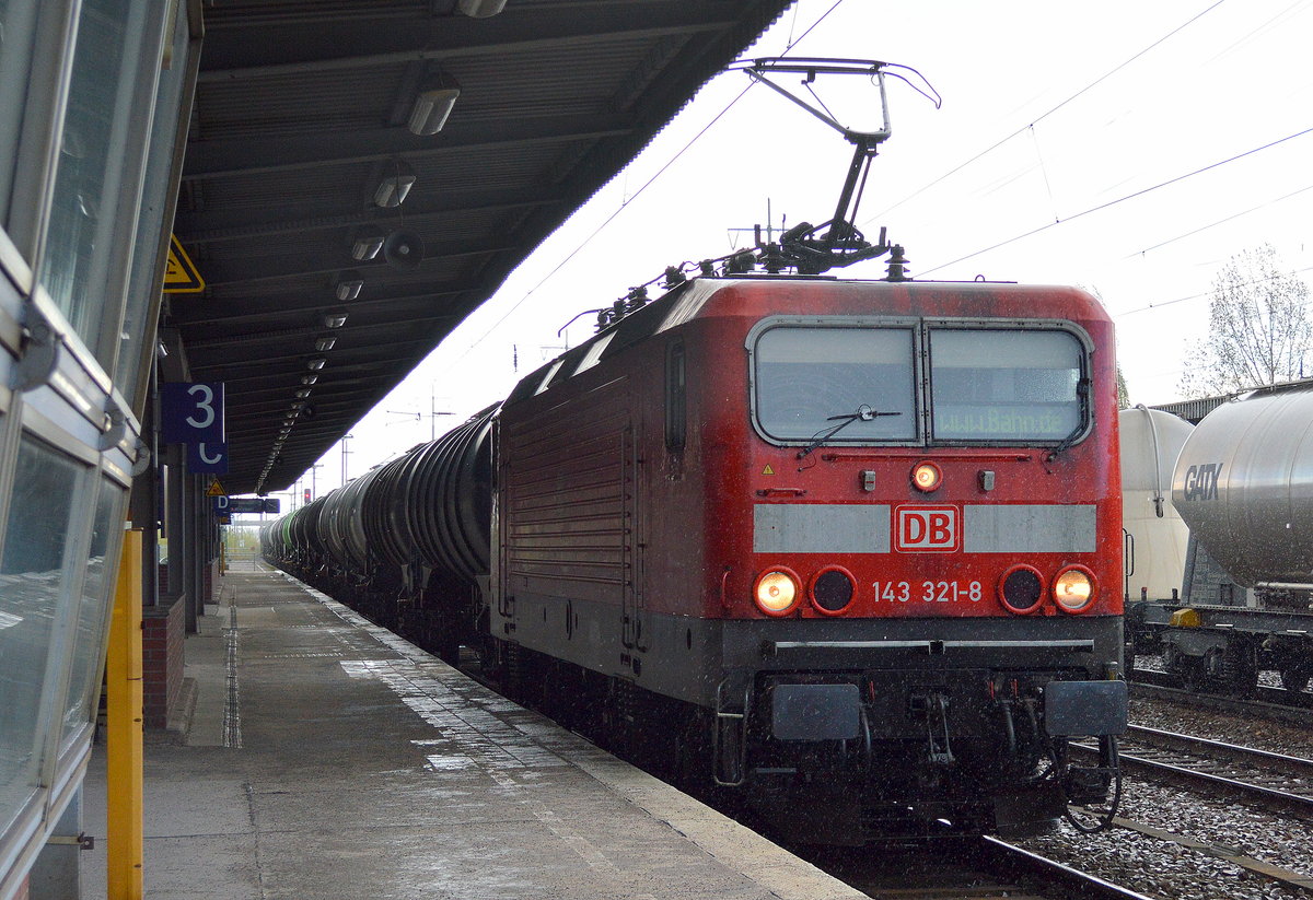 143 321-8 mit Kesselwagenzug am 22.04.17 Bf. Flughafen Berlin-Schönefeld.