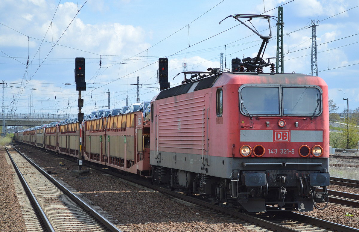143 321-8 mit PKW-Transportzug (fabrikneue Vauxhall Astra) am 26.04.17 BF. Flughafen bErlin-Schönefeld.