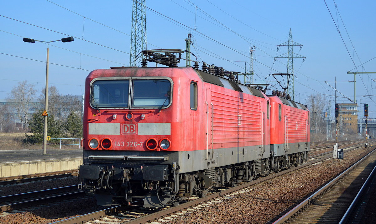 143 831-6 hat 143 326-7 am Haken, 13.02.17 Durchfahrt Bf. Flughafen Berlin-Schönefeld.