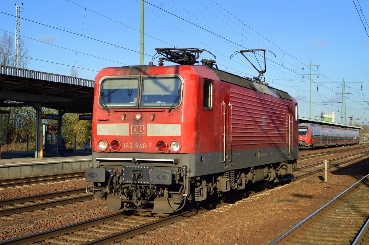 143 840-7 am 06.11.17 Durchfahrt Bf. Flughafen Berlin-Schönefeld. 