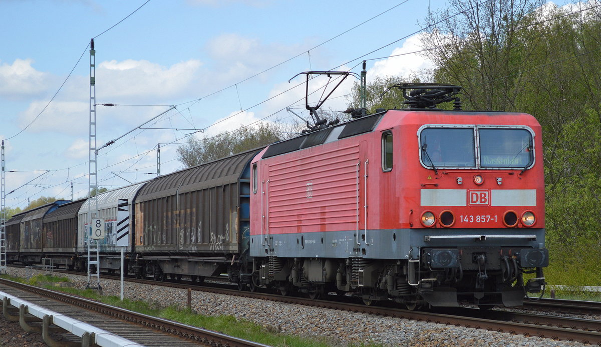 143 857-1 (im Display steht Klassenfahrt = ein Tf mit Humor) mit einem Güterzug Schiebewandwagen am 27.04.17 Mühlenbeck bei Berlin. 