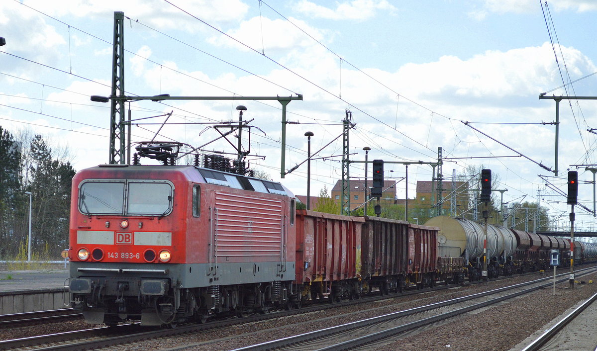143 893-6 mit einem gemischten Güterzug am 06.04.17 Bf. Flughafen Berlin-Schönefeld.
