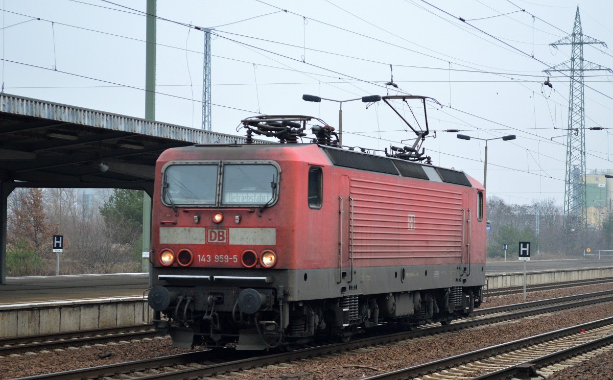 143 959-5 am 16.12.15 Durchfahrt Bhf. Flughafen Berlin-Schönefeld.