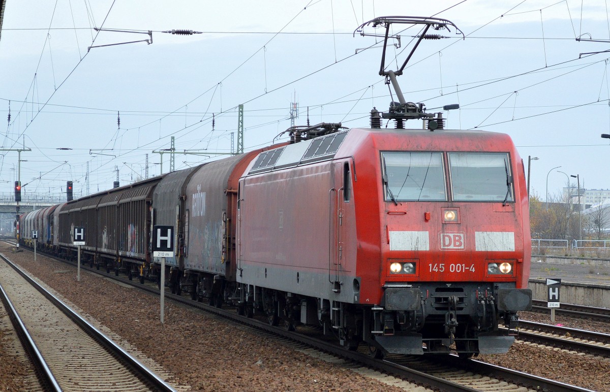 145 001-4 mit einem Güterzug für Stahlcoil-Transporte am 13.11.15 Bhf. Flughafen Berlin-Schönefeld.