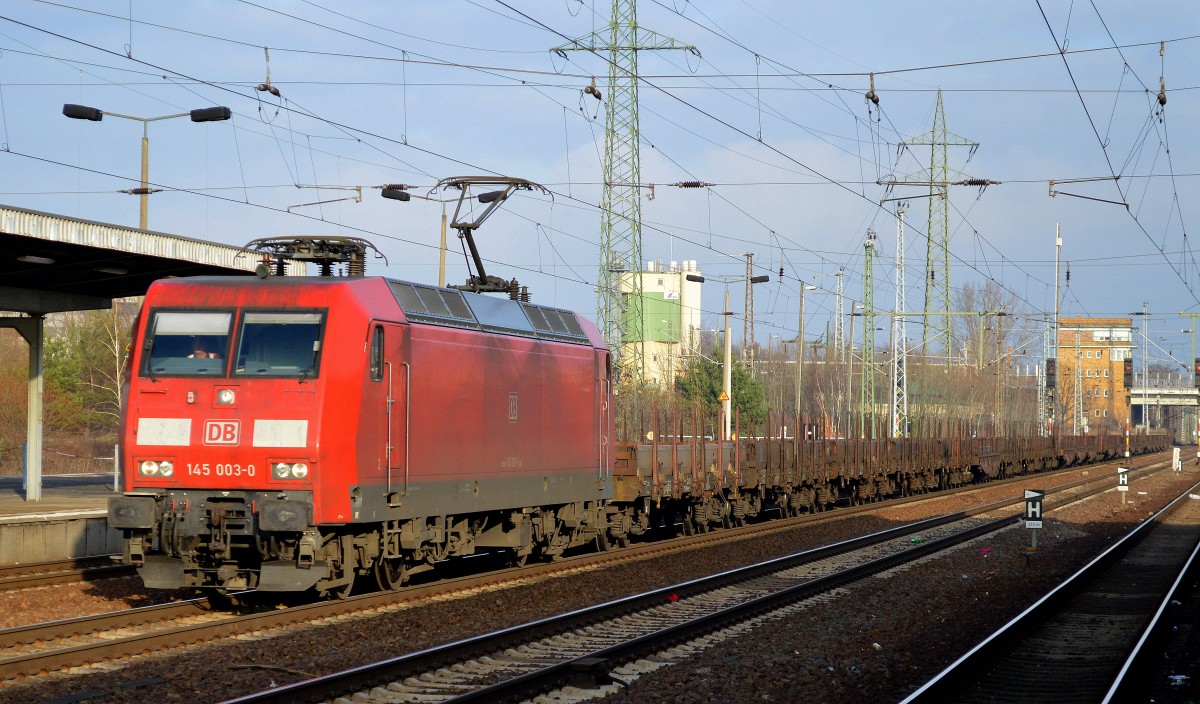 145 003-0 mit einem Güterzug mit Stahlbrammen am 27.11.15 Bhf. Flughafen Berlin-Schönefeld.