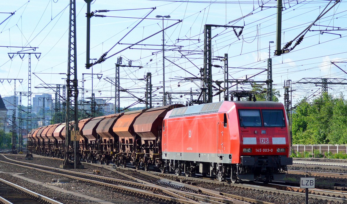 145 003-0 mit Ganzzug gedeckter Schüttgutwagen bei der Durchfahrt im Bhf. Fulda am 30.05.14