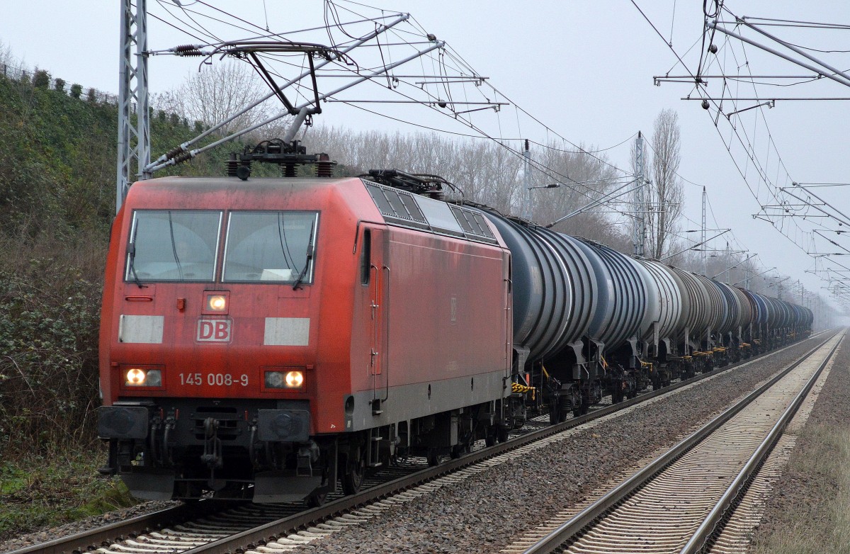 145 008-9 mit Kesselwagenzug am 21.01.15 Berlin-Hohenschönhausen.
